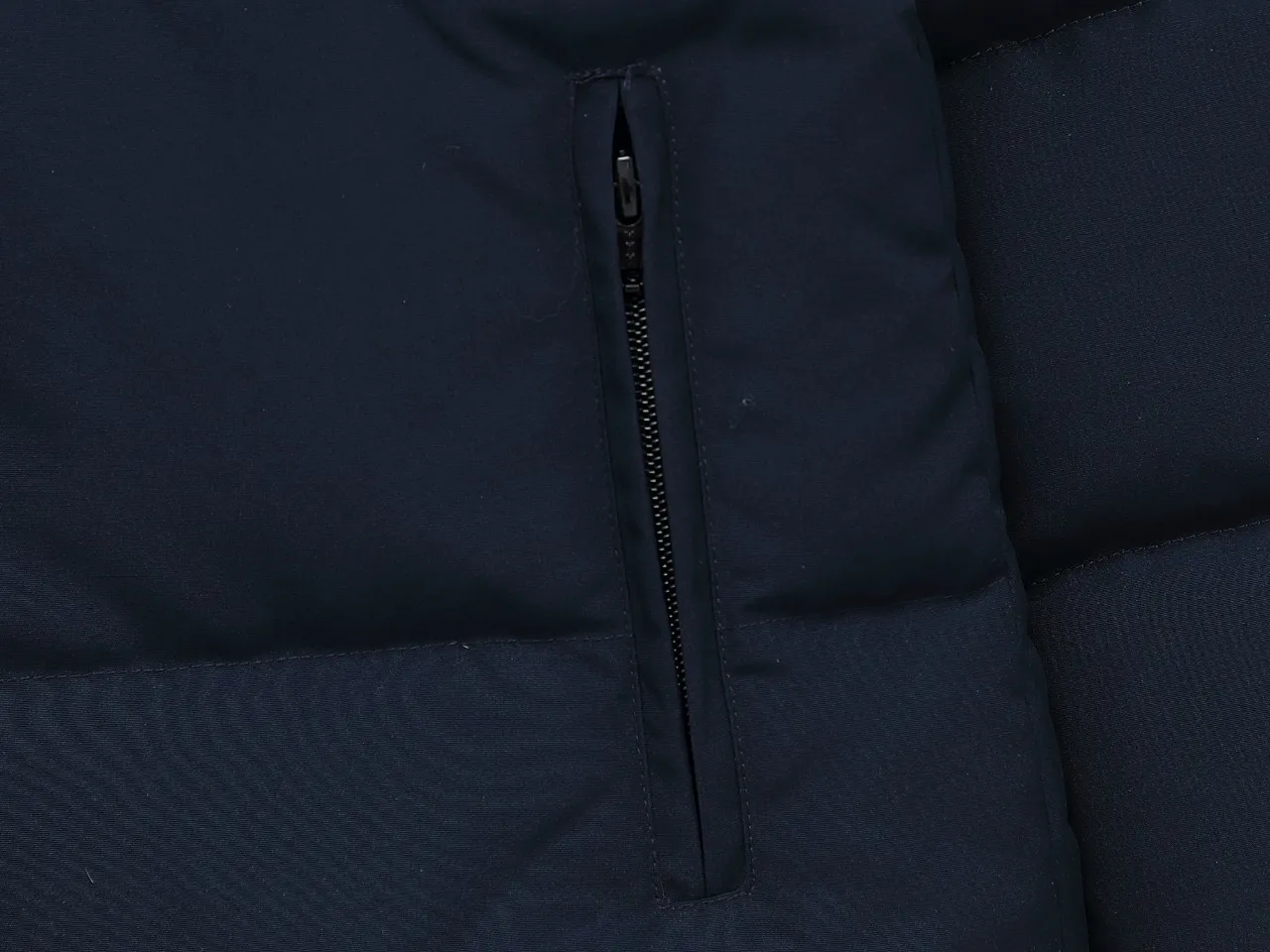 P740 Canada Goose Canada Goose #Expedition04 Parker, a treasure of Canadian origin! Limited supply worldwide! Canada Goose Model 04 is a top-notch couple model. The polar cold-proof outdoor series fur collar detachable hooded parka down jacket is the first Goose in 2024. I hope my partners will like it. Peak quality. I hope everyone can identify it together! The most popular cool items of the Big Goose family in 2024 are online. The same popular product of Yi Yang Qianxi is said to be a joint limited edition Big Goose that cannot be bought in autumn and winter. If you dislike the sameness of the Big Goose in the past, then this model will definitely give you a different experience! This year's most powerful couple's collection for autumn and winter is online, a top-notch luxurious ready-to-wear style, paired with an outdoor warm down jacket with great style and charm! The most standard and classic items of the Daye family in the past two years are equipped with unique reflective stripes for embellishment, which further shows the high-end fashion performance effect. With the embellishment of hardware buckles, it has excellent performance effect. The upper body is clean, simple and elegant, even for urban leisure. It is suitable for various occasions. Designed with large pockets, this model has a large capacity and is equipped with reflective stripes, making it safer at night. It is suitable for various adventure activities. It is made of windproof and waterproof technical materials. The interior is filled with full white duck down, which is absolutely cold-proof and warm. It also has a stand-up collar design and fine fluff at the collar, with meticulous attention to detail! The charm of this model is also more spiritual, and the upper body has more temperament and specifications. It perfectly shows the ultra-high standard of fashionable performance of this model, integrating outdoor and life, and you can even create high-street wear! The most pinnacle limited-edition goose that we have presented so far, both in terms of design and detailed materials, it is completely outstanding. The grand and evergreen version design is matched with cool reflective elements. The overall appearance can be said to be quite high, and it has that kind of powerful outdoor performance! It combines high-end casual attributes with high-street style. It is high-grade, domineering, warm, and beautiful. The visibility of the upper body is quite strong, and the configuration of the owl element is highly brand-recognizable. The overall brand performance and visual effects are fully enhanced, and it also has a sense of high-end fashion and fashionable performance. It is a top-quality product that must be purchased, because this is the most awesome down brand on the earth and one of Canada's three national treasure brands. It is also a very sentimental down luxury brand. In the field of polar cold-proof clothing, Goose has made an irreplaceable contribution.